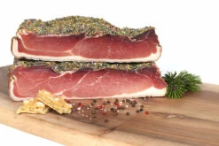 Kräuterschinkenspeck, 1/2 Form Vakuumiert, Ca. 1,65kg - Rinner Metzgerei 6 Kräuterschinkenspeck, 1/2 Form Vakuumiert, Ca. 1,65kg - Rinner Metzgerei -Fleisch- & Wurstwaren Verkäufe 4517 2 Kr uterspeck 1 2 48E1