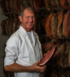 Original Südtiroler G.g.A. Speck IGP - Raich Speck -Fleisch- & Wurstwaren Verkäufe Raich erwin speckkeller Kopie 1